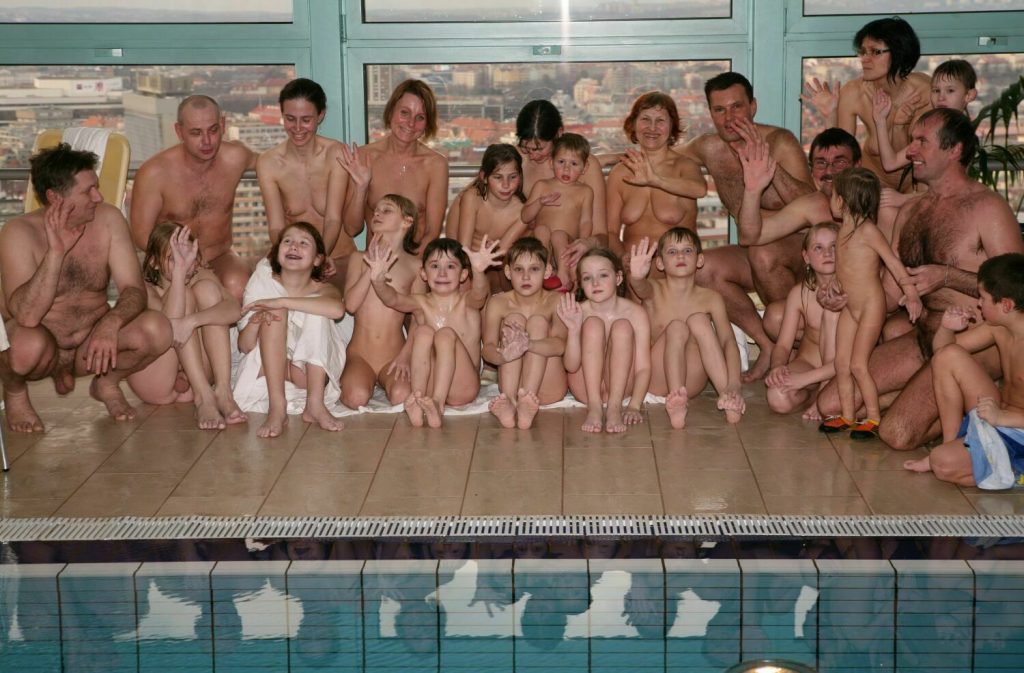 Nudist Pool Darts- Naturist Family Events [Pure nudism photos] set2