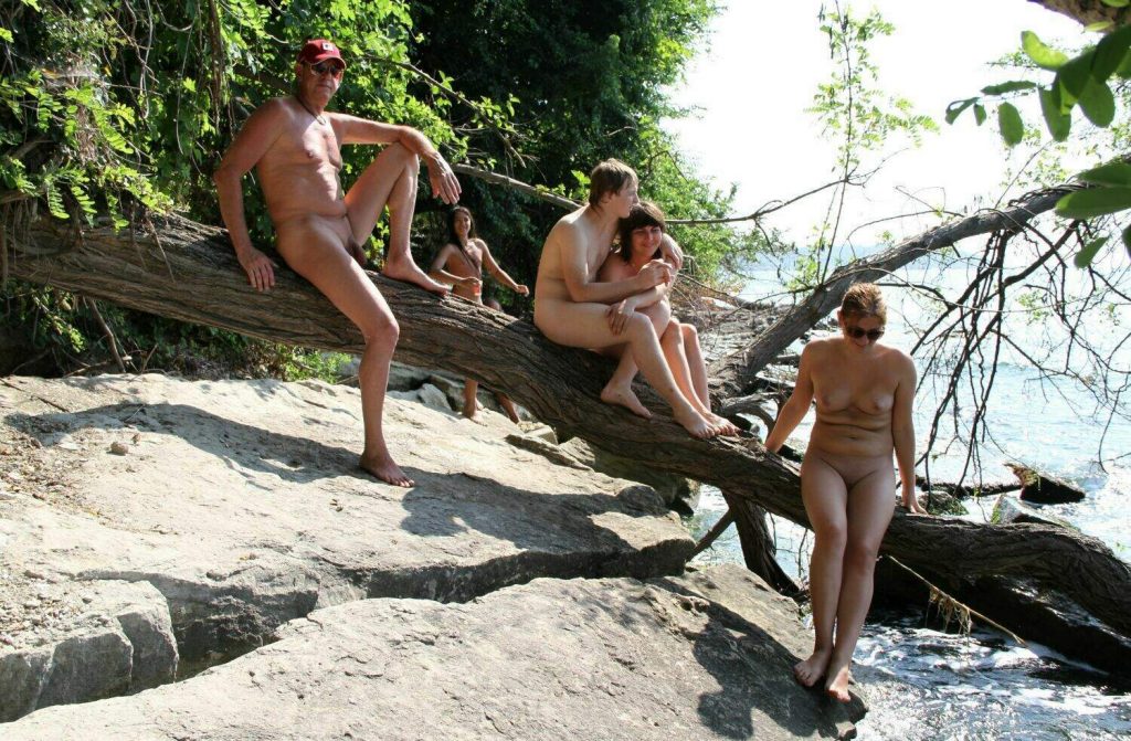 Log Balancing in Park – Naturism Family Events [Pure nudism photos]